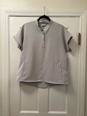 Women’s Luuna Scrub Short Sleeve top in Light Gray /Blue 
Size M